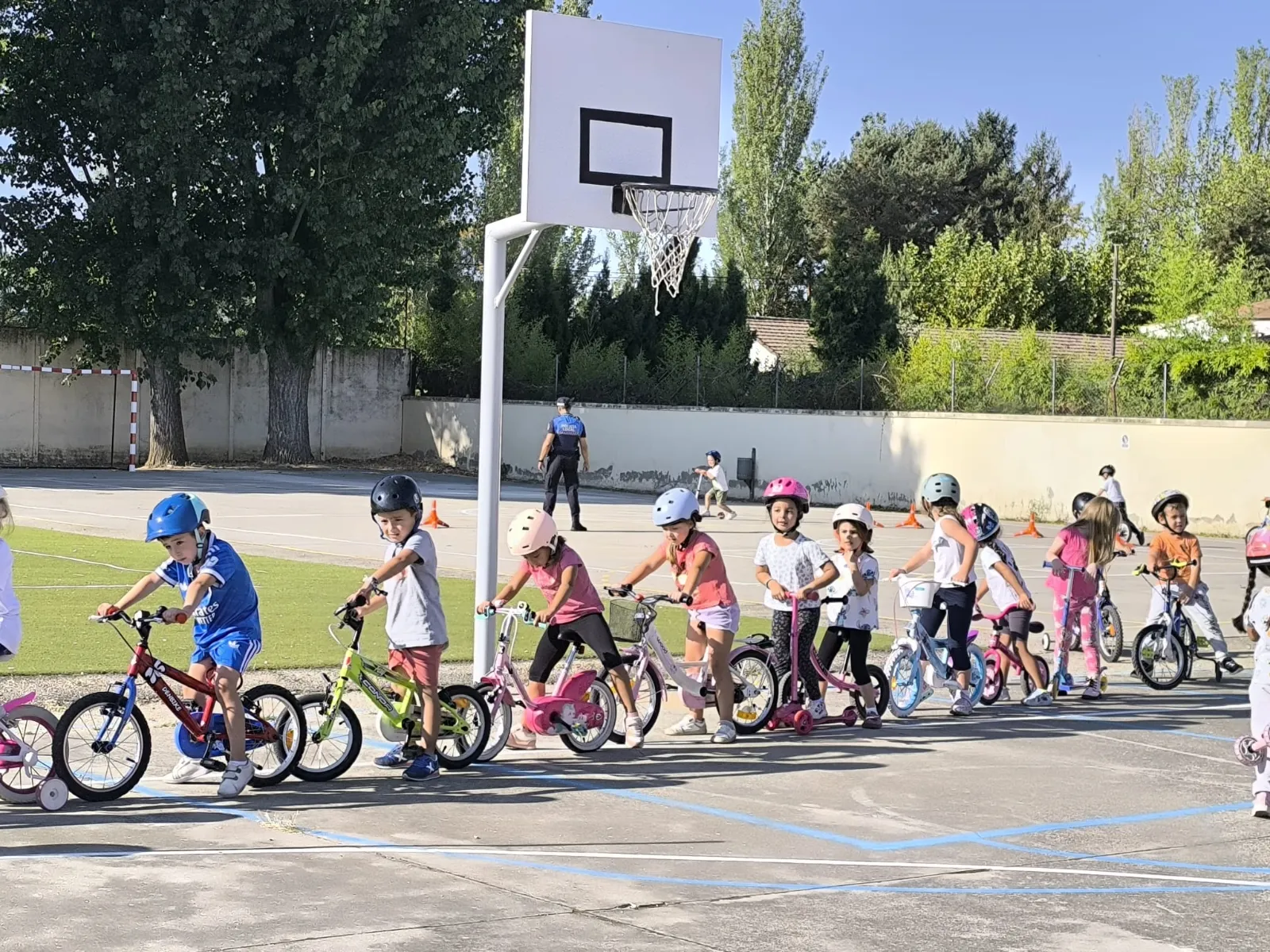 La movilidad sostenible sobre ruedas: 127 niños de Infantil y Primaria se suman al taller 'Aprende a montar en bici'
