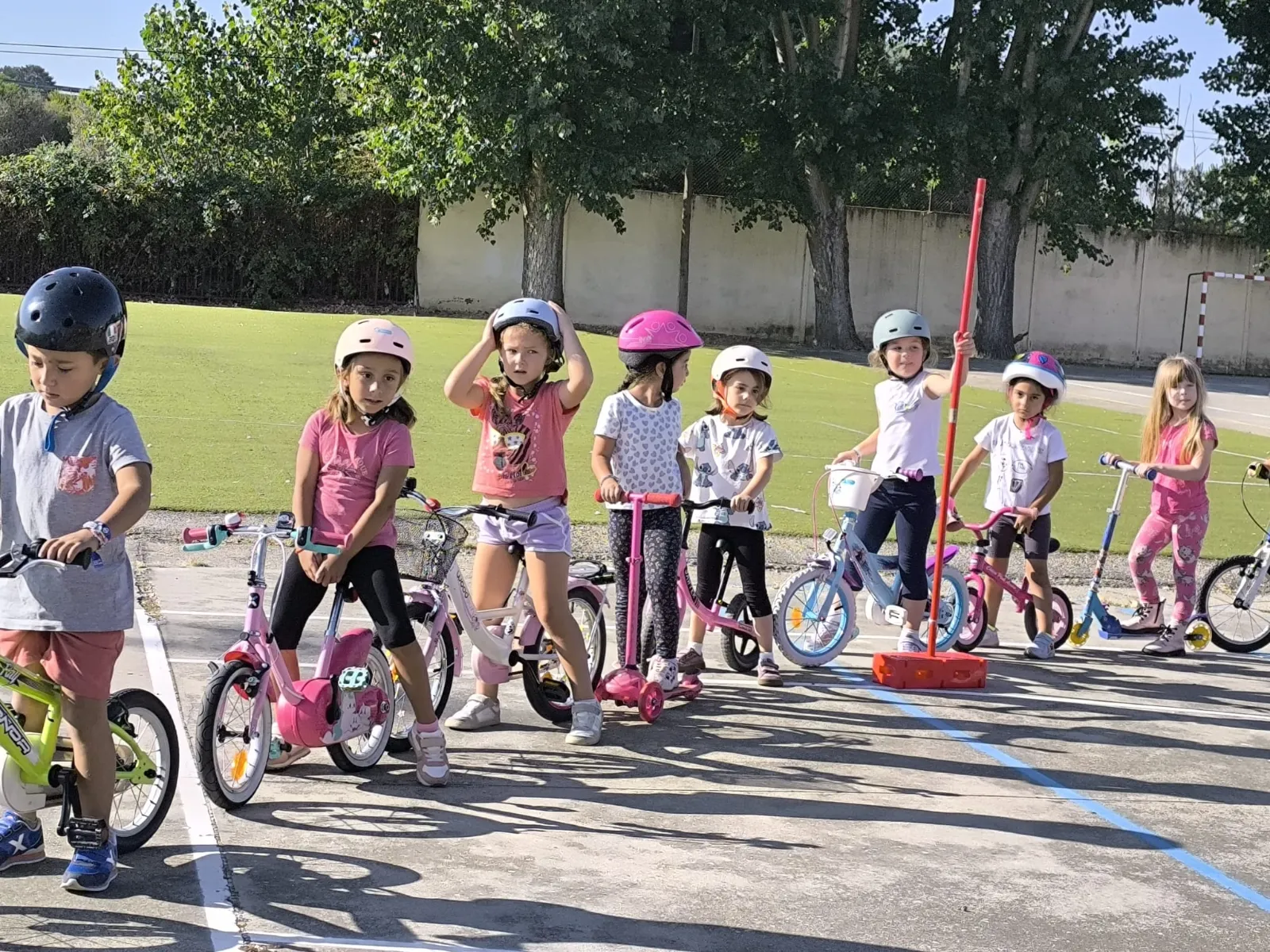 La movilidad sostenible sobre ruedas: 127 niños de Infantil y Primaria se suman al taller 'Aprende a montar en bici'
