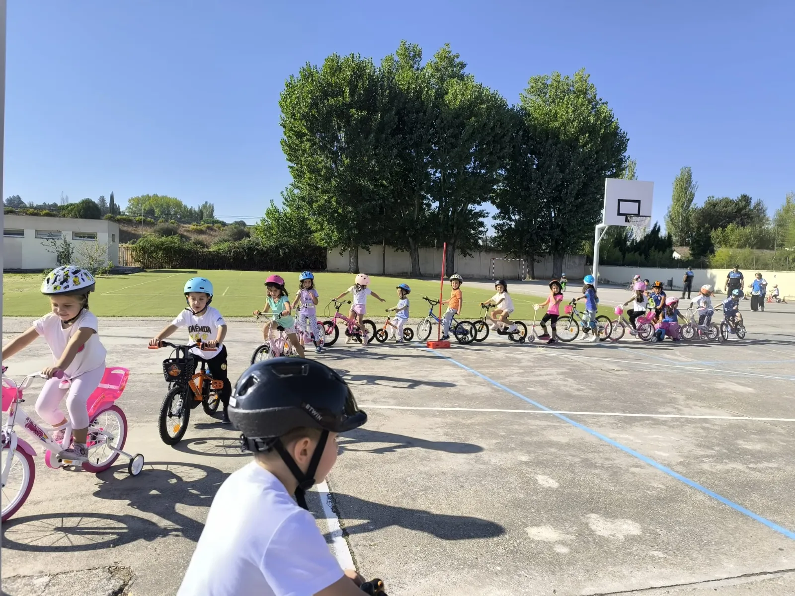 La movilidad sostenible sobre ruedas: 127 niños de Infantil y Primaria se suman al taller 'Aprende a montar en bici'