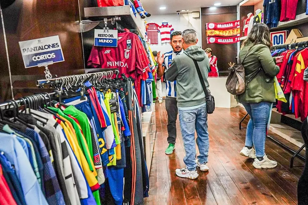 Foto 5 - El Tormes acoge una Pop Up exclusiva de camisetas de f&uacute;tbol