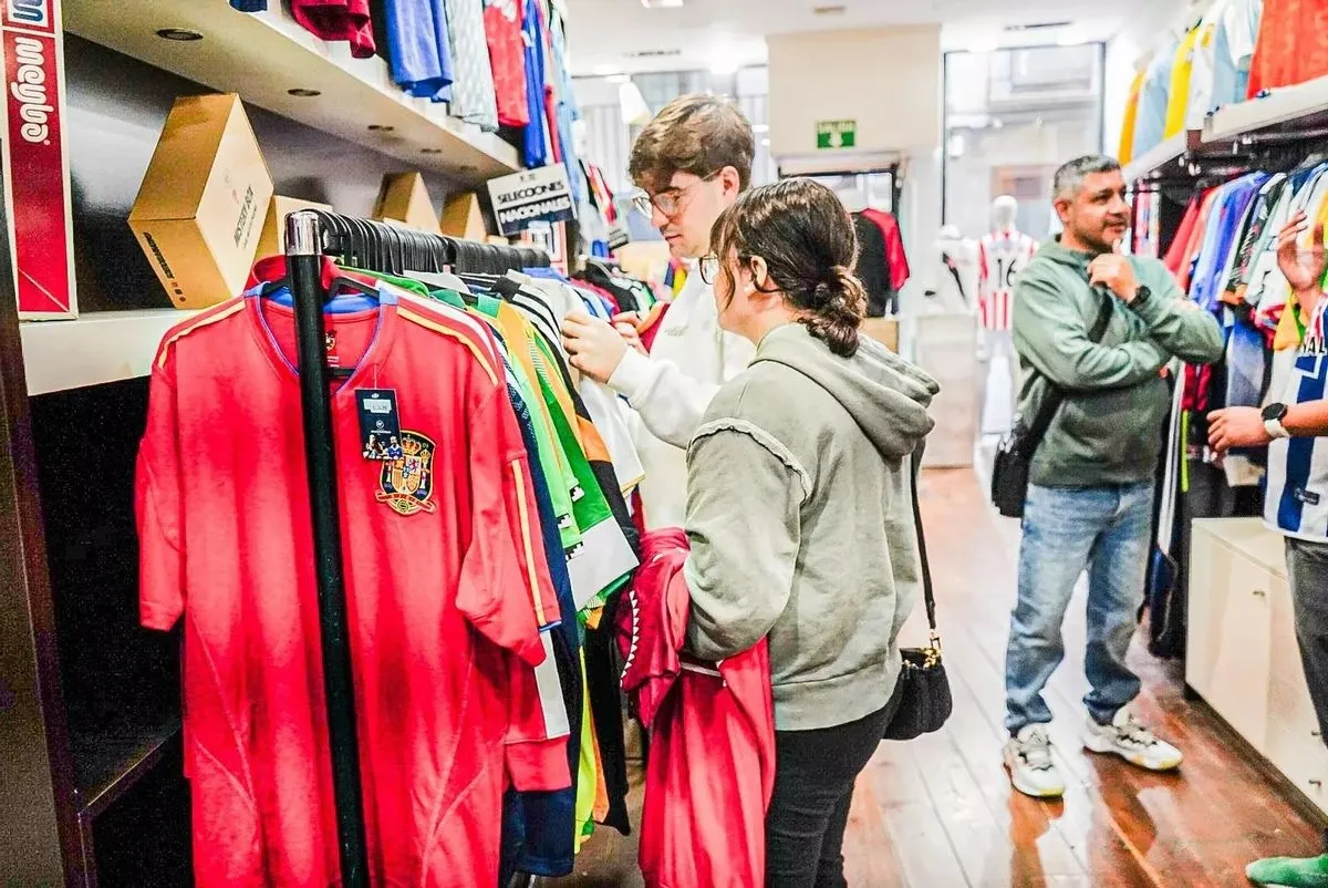 Foto 3 - El Tormes acoge una Pop Up exclusiva de camisetas de f&uacute;tbol