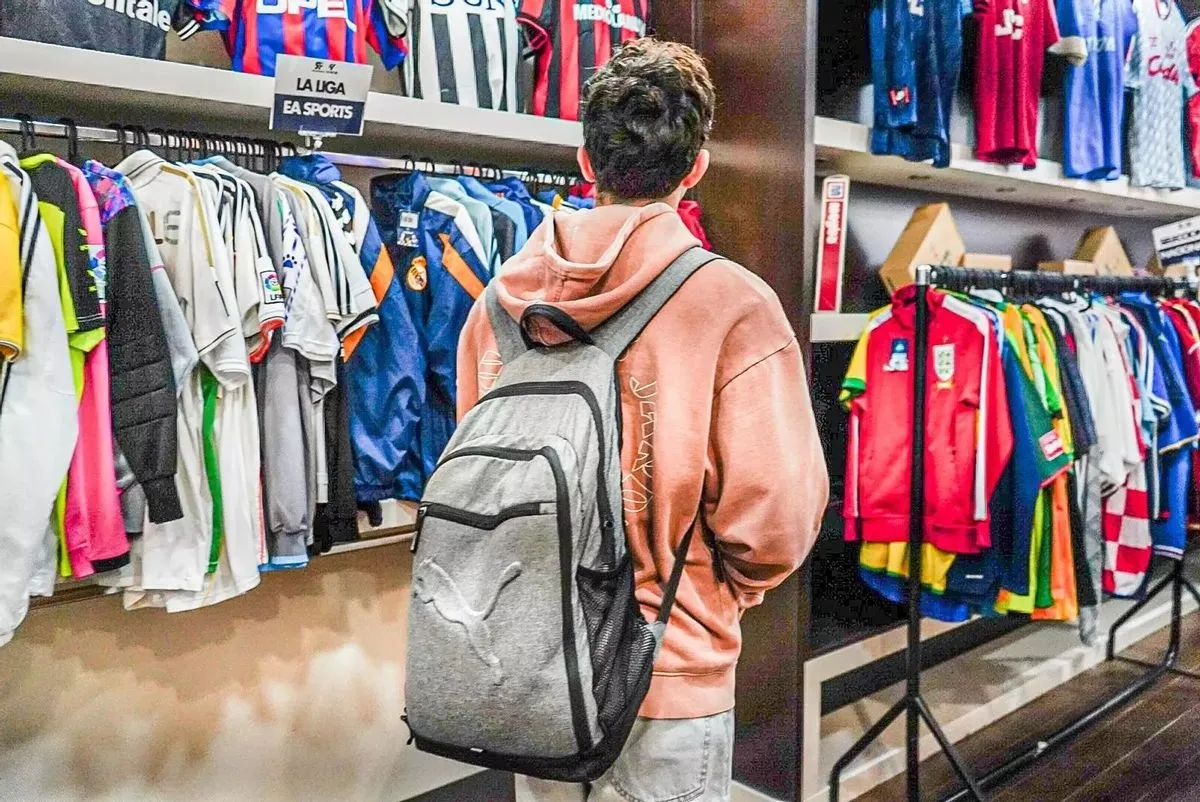 Foto 2 - El Tormes acoge una Pop Up exclusiva de camisetas de f&uacute;tbol