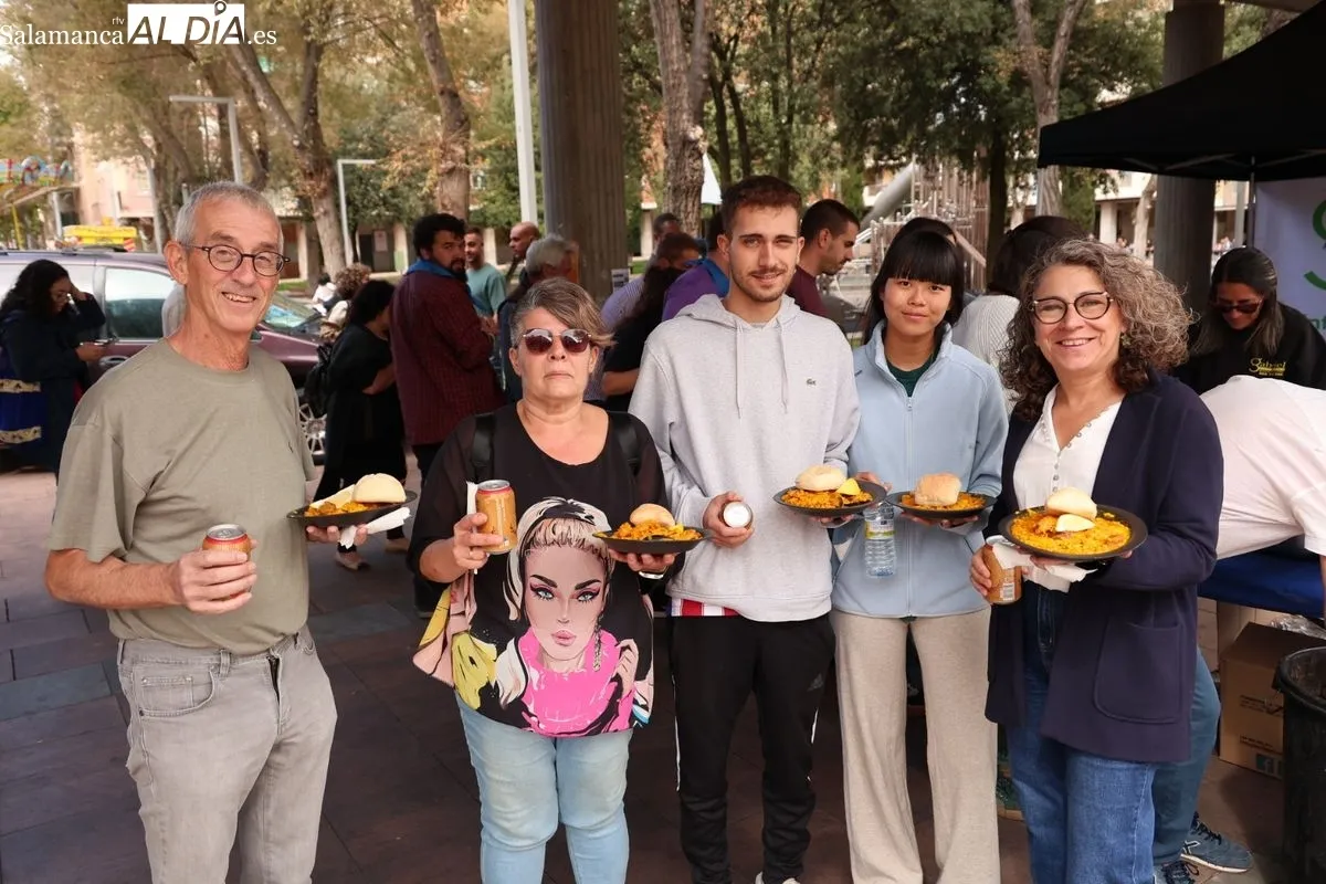 Paella popular en la plaza de Barcelona. Foto: David Sañudo