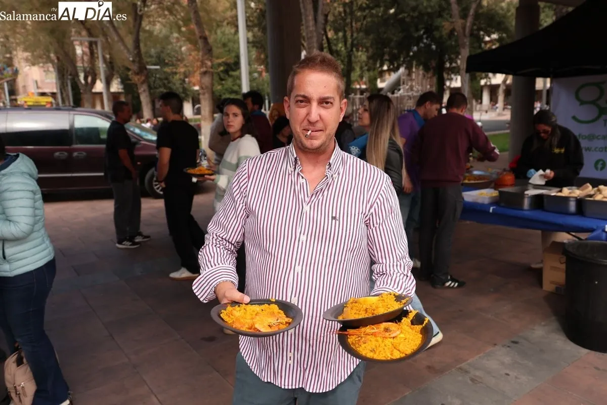 Paella popular en la plaza de Barcelona. Foto: David Sañudo