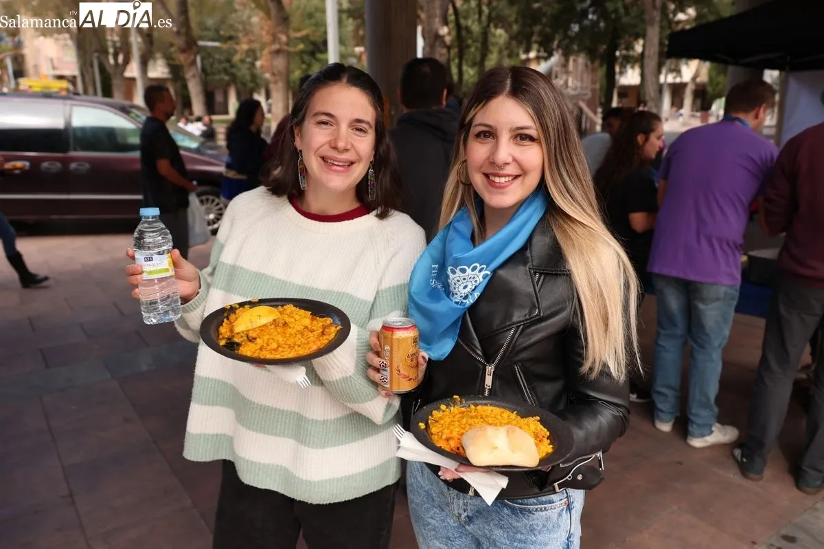 Paella popular en la plaza de Barcelona. Foto: David Sañudo