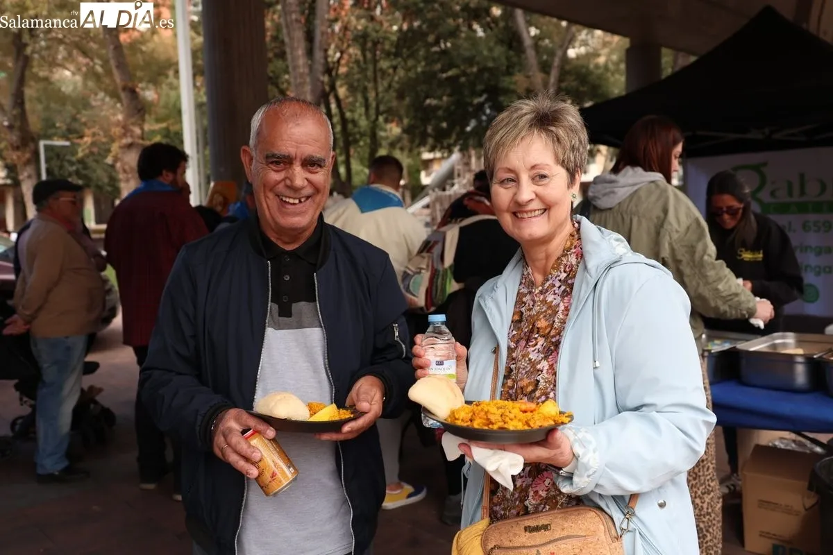 Paella popular en la plaza de Barcelona. Foto: David Sañudo