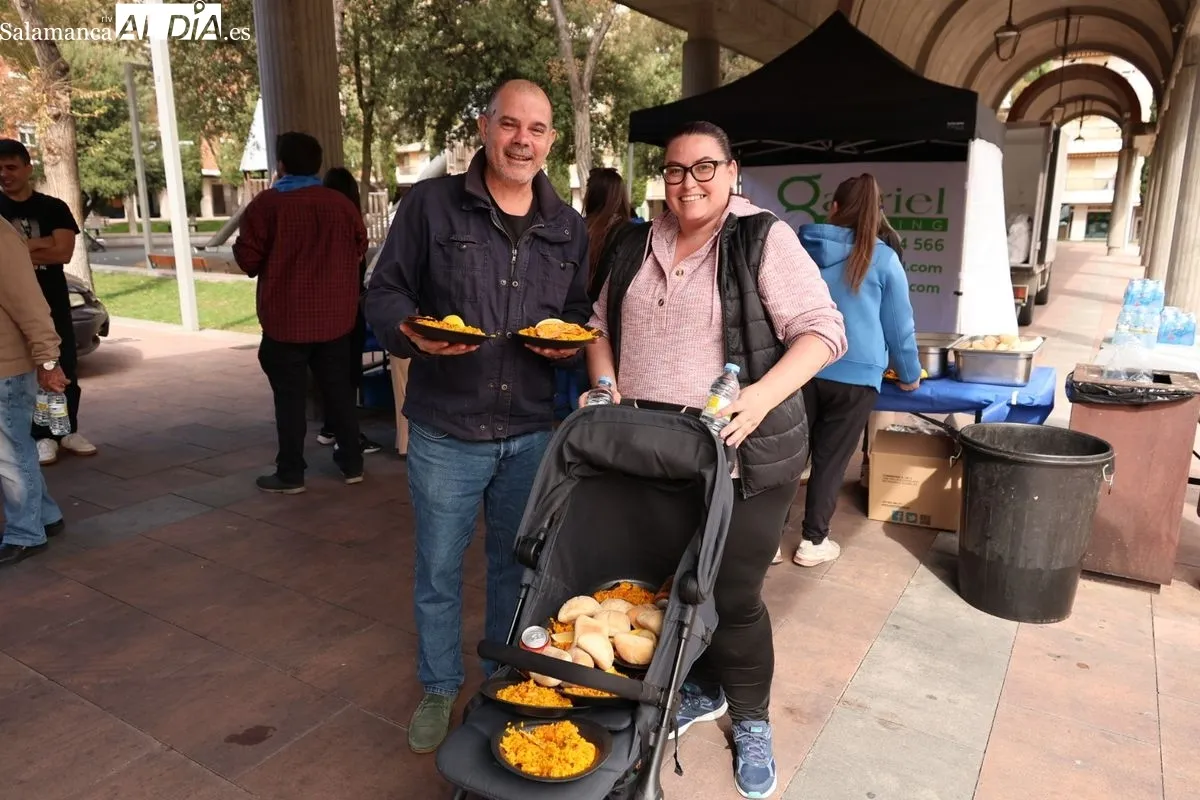Paella popular en la plaza de Barcelona. Foto: David Sañudo