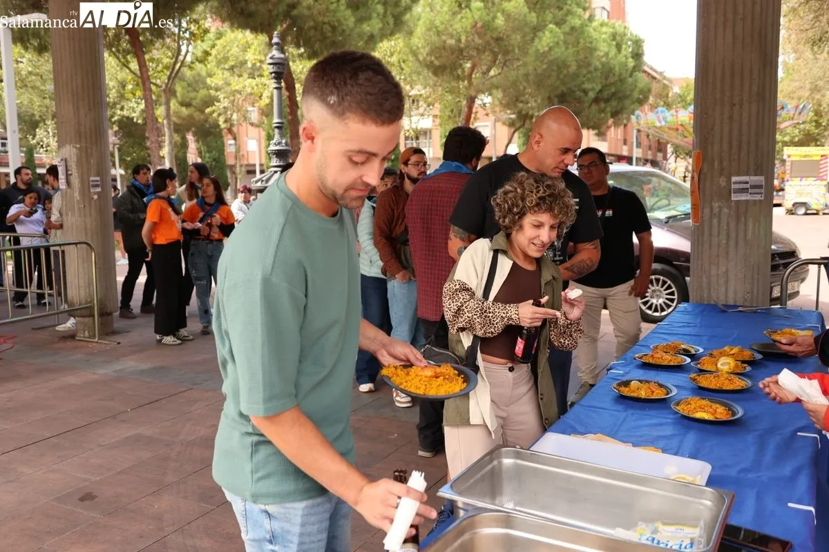 Paella popular en la plaza de Barcelona. Foto: David Sañudo