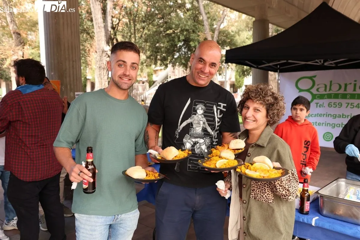 Paella popular en la plaza de Barcelona. Foto: David Sañudo