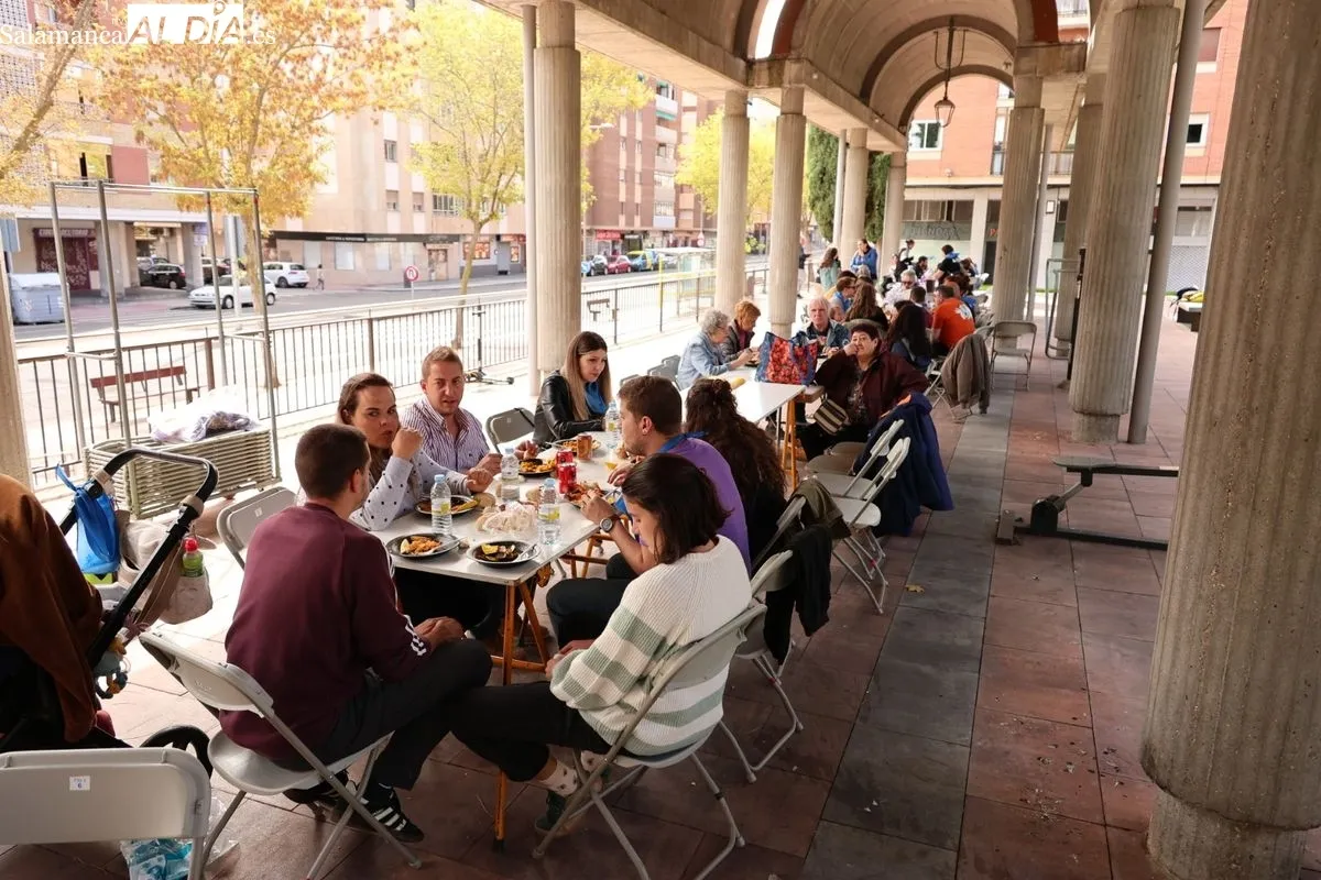 Paella popular en la plaza de Barcelona. Foto: David Sañudo