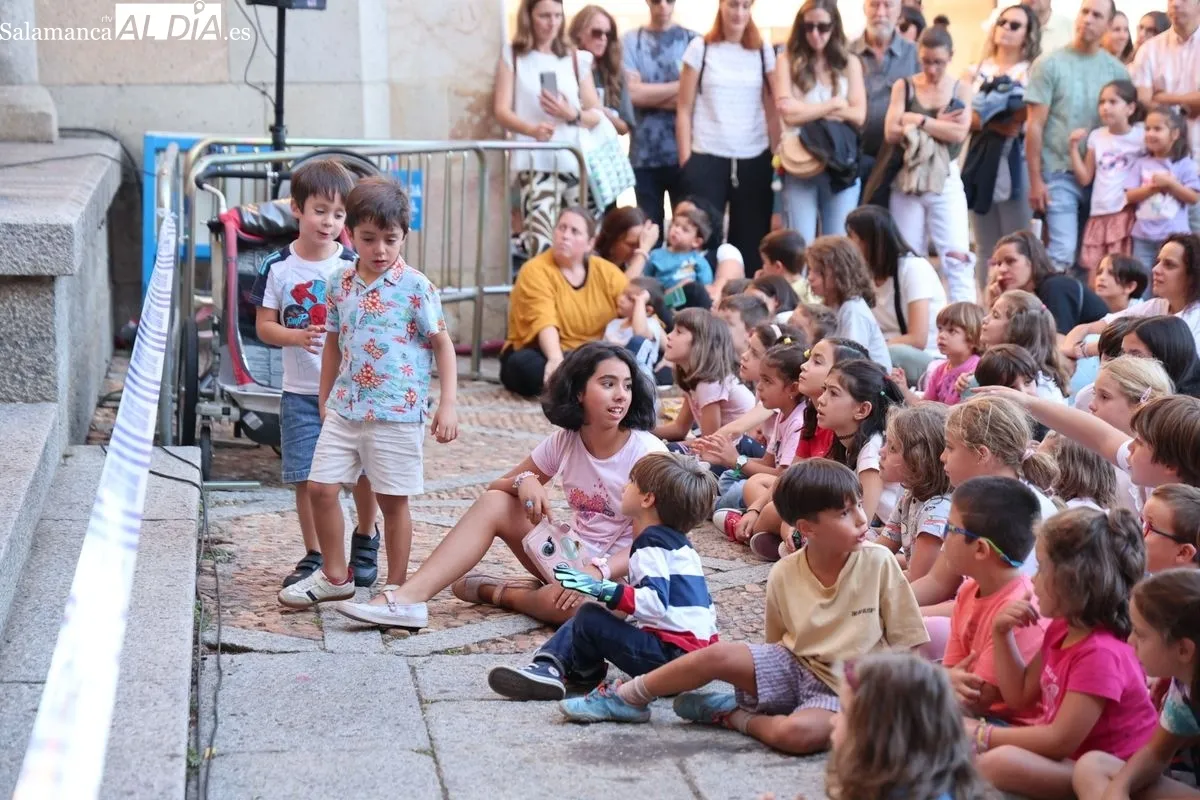 La Cía. Circo Carpa Diem ha abarrotado el Patio Chico de Salamanca este viernes con su espectáculo 'DOPPIOZERO'. Foto de David Sañudo
