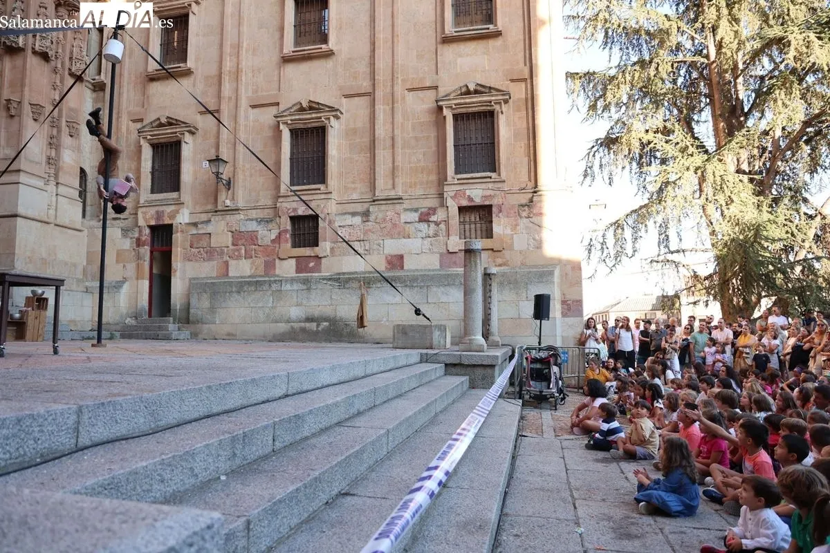 La Cía. Circo Carpa Diem ha abarrotado el Patio Chico de Salamanca este viernes con su espectáculo 'DOPPIOZERO'. Foto de David Sañudo