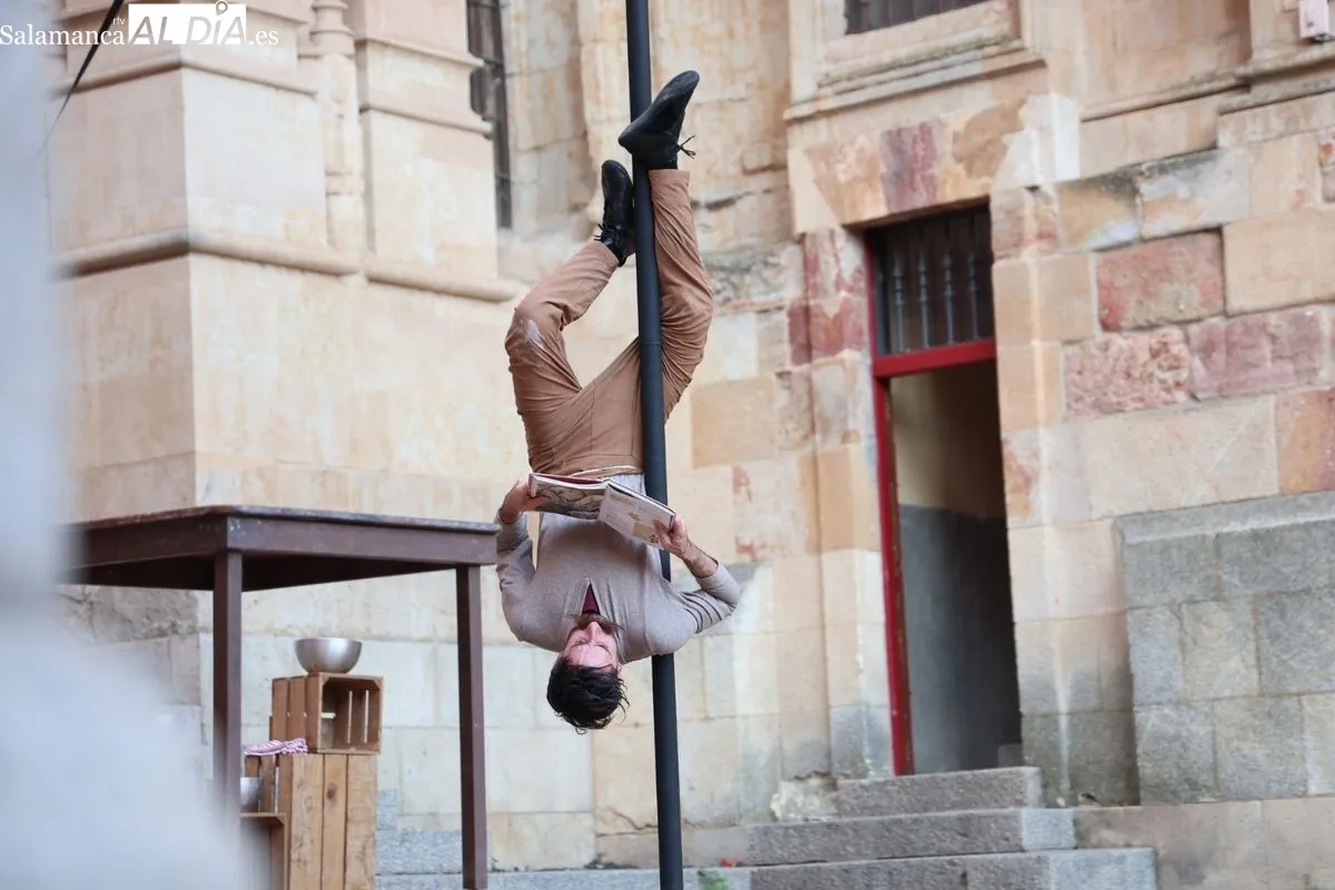 La Cía. Circo Carpa Diem ha abarrotado el Patio Chico de Salamanca este viernes con su espectáculo 'DOPPIOZERO'. Foto de David Sañudo