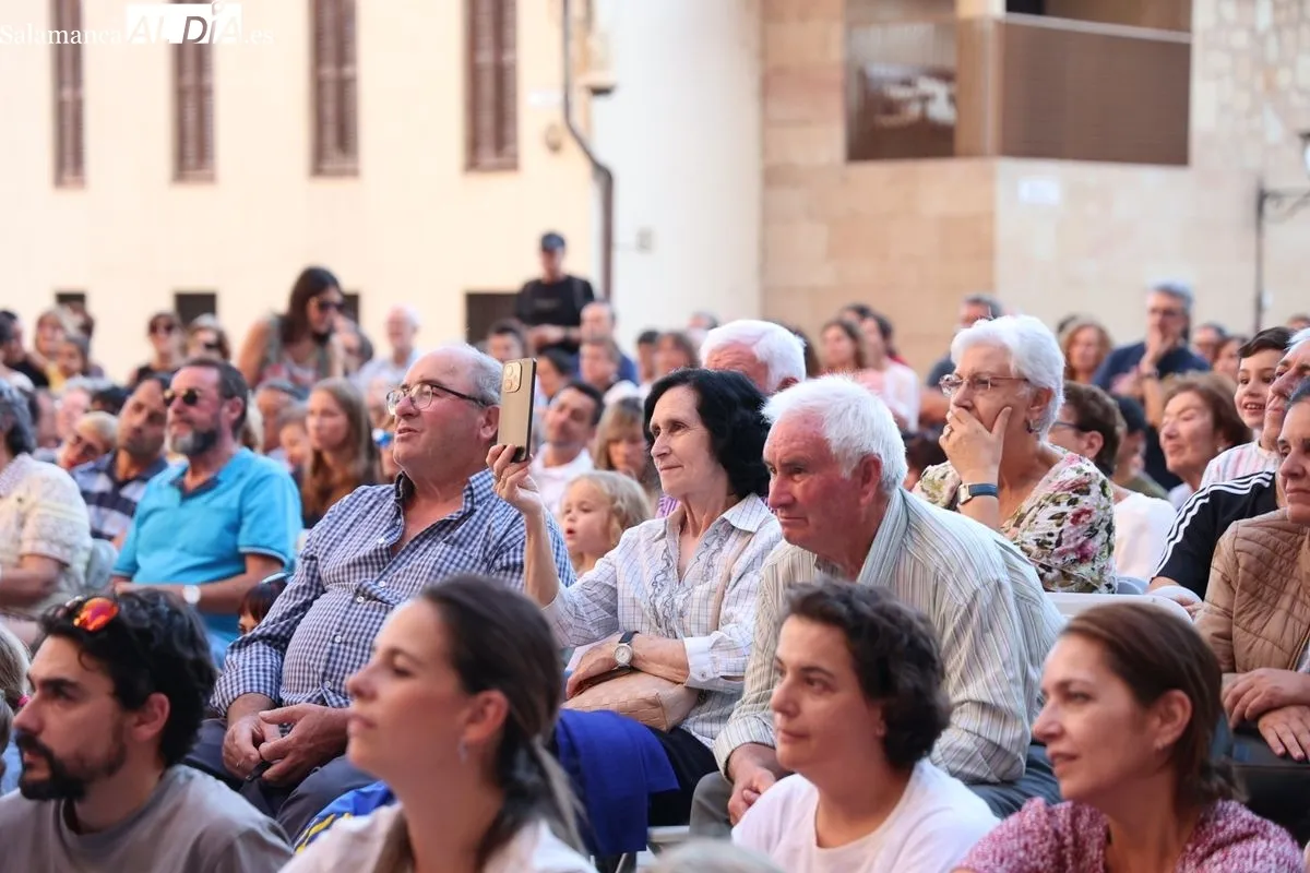 La Cía. Circo Carpa Diem ha abarrotado el Patio Chico de Salamanca este viernes con su espectáculo 'DOPPIOZERO'. Foto de David Sañudo