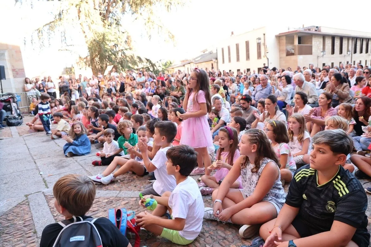 La Cía. Circo Carpa Diem ha abarrotado el Patio Chico de Salamanca este viernes con su espectáculo 'DOPPIOZERO'. Foto de David Sañudo