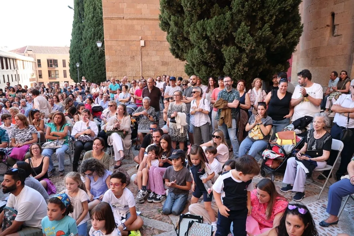 La Cía. Circo Carpa Diem ha abarrotado el Patio Chico de Salamanca este viernes con su espectáculo 'DOPPIOZERO'. Foto de David Sañudo
