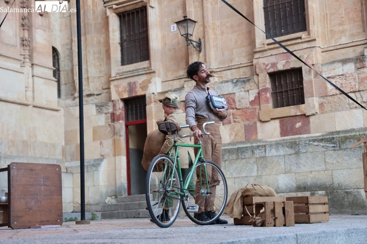 La Cía. Circo Carpa Diem ha abarrotado el Patio Chico de Salamanca este viernes con su espectáculo 'DOPPIOZERO'. Foto de David Sañudo