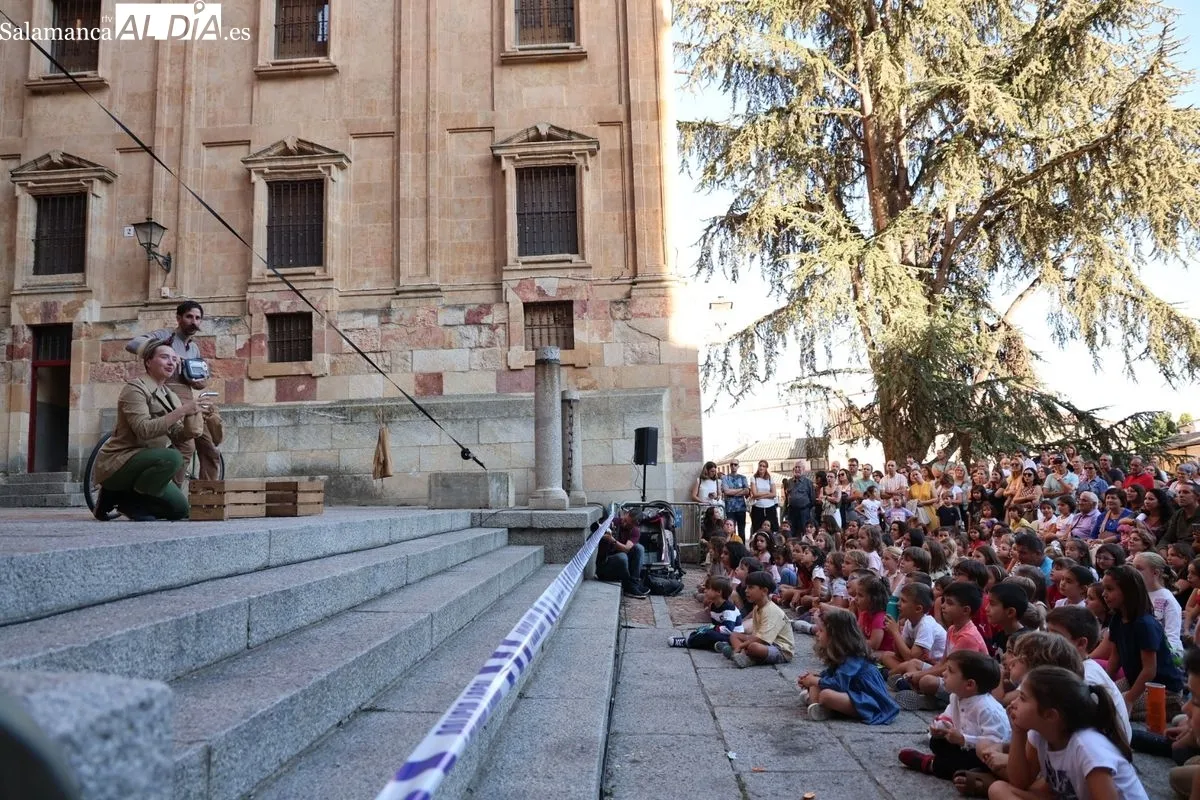 La Cía. Circo Carpa Diem ha abarrotado el Patio Chico de Salamanca este viernes con su espectáculo 'DOPPIOZERO'. Foto de David Sañudo