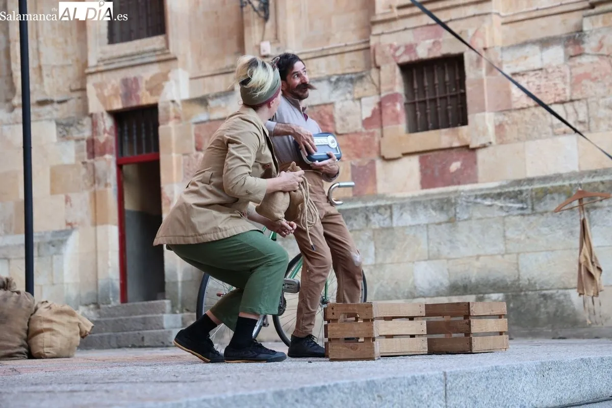 La Cía. Circo Carpa Diem ha abarrotado el Patio Chico de Salamanca este viernes con su espectáculo 'DOPPIOZERO'. Foto de David Sañudo