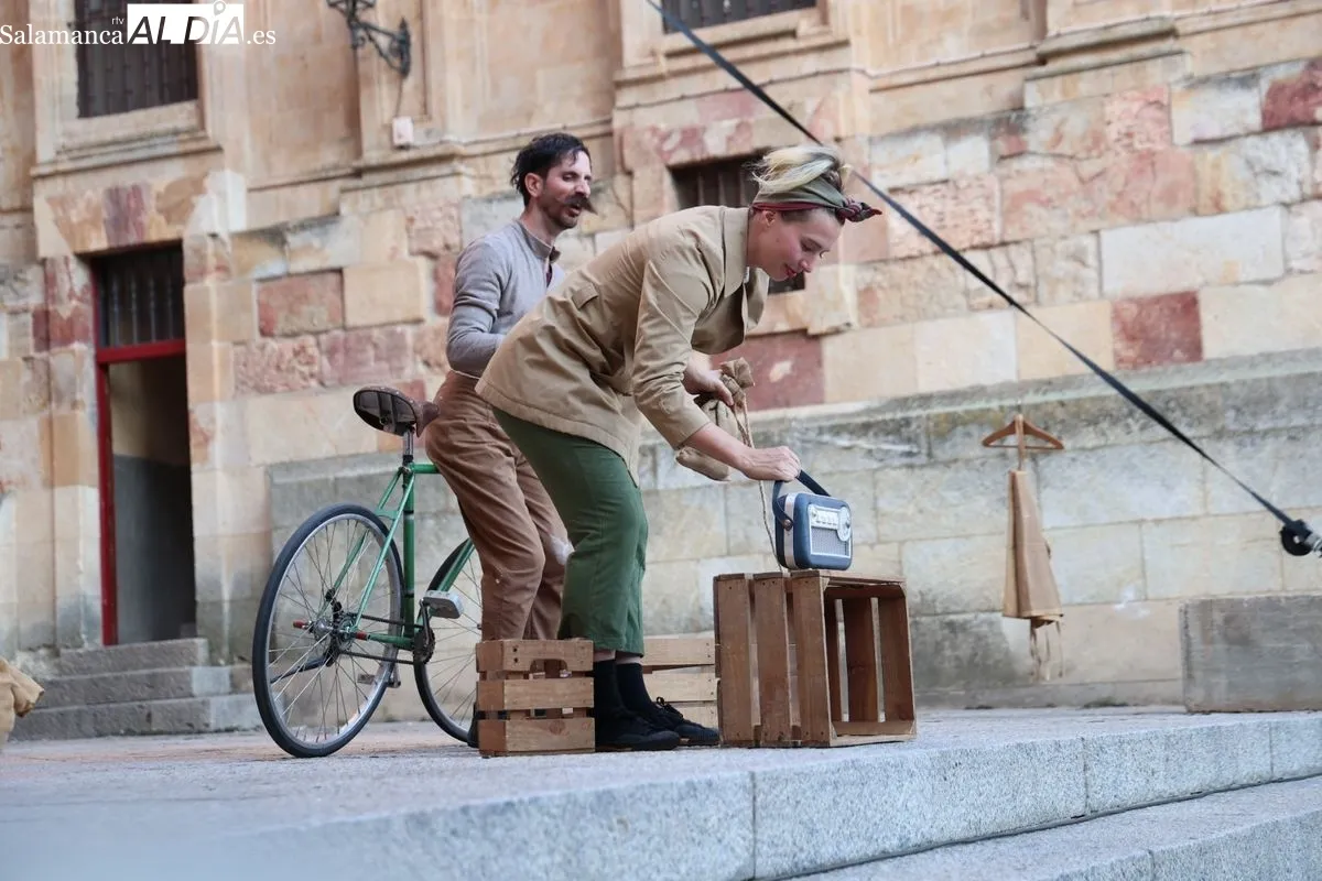 La Cía. Circo Carpa Diem ha abarrotado el Patio Chico de Salamanca este viernes con su espectáculo 'DOPPIOZERO'. Foto de David Sañudo