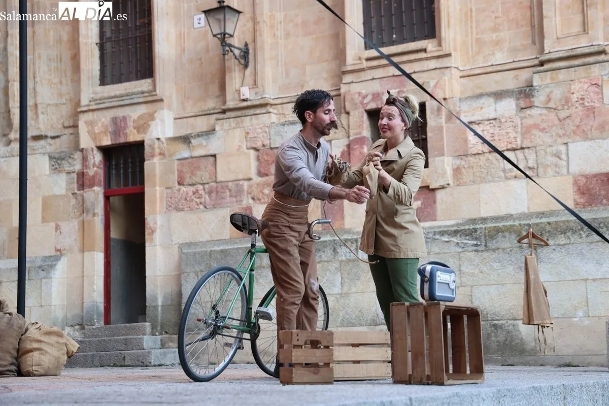 La Cía. Circo Carpa Diem ha abarrotado el Patio Chico de Salamanca este viernes con su espectáculo 'DOPPIOZERO'. Foto de David Sañudo