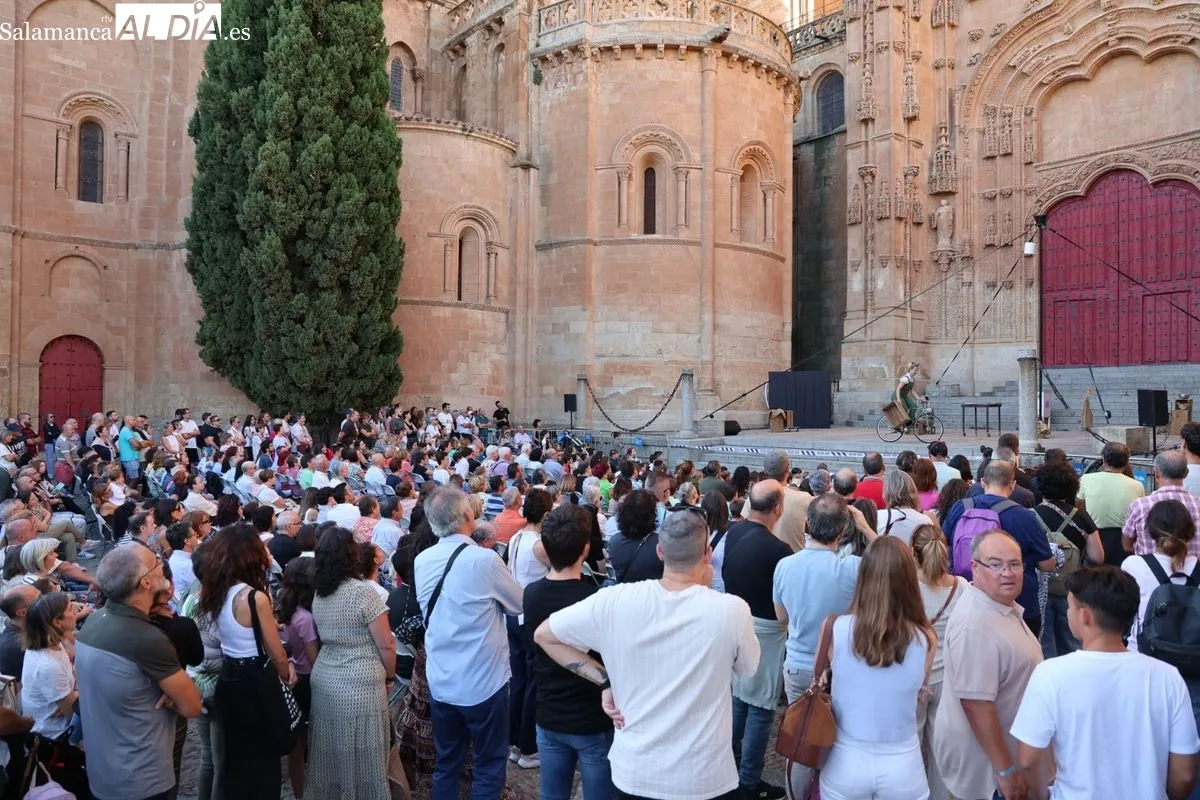 La Cía. Circo Carpa Diem ha abarrotado el Patio Chico de Salamanca este viernes con su espectáculo 'DOPPIOZERO'. Foto de David Sañudo