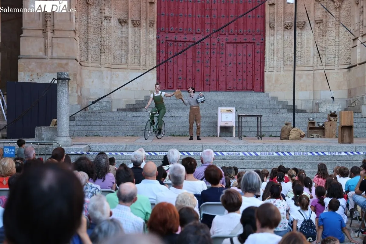 La Cía. Circo Carpa Diem ha abarrotado el Patio Chico de Salamanca este viernes con su espectáculo 'DOPPIOZERO'. Foto de David Sañudo