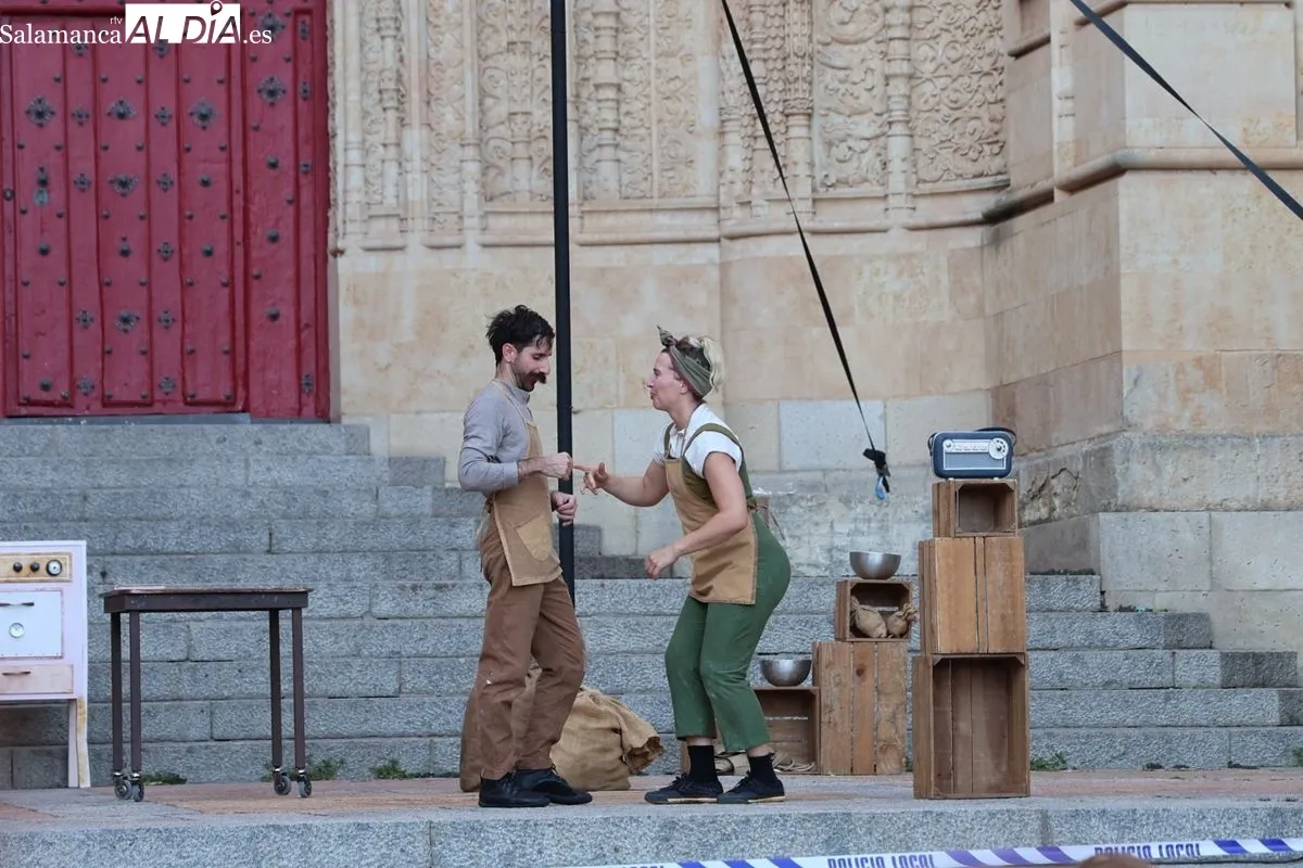 La Cía. Circo Carpa Diem ha abarrotado el Patio Chico de Salamanca este viernes con su espectáculo 'DOPPIOZERO'. Foto de David Sañudo