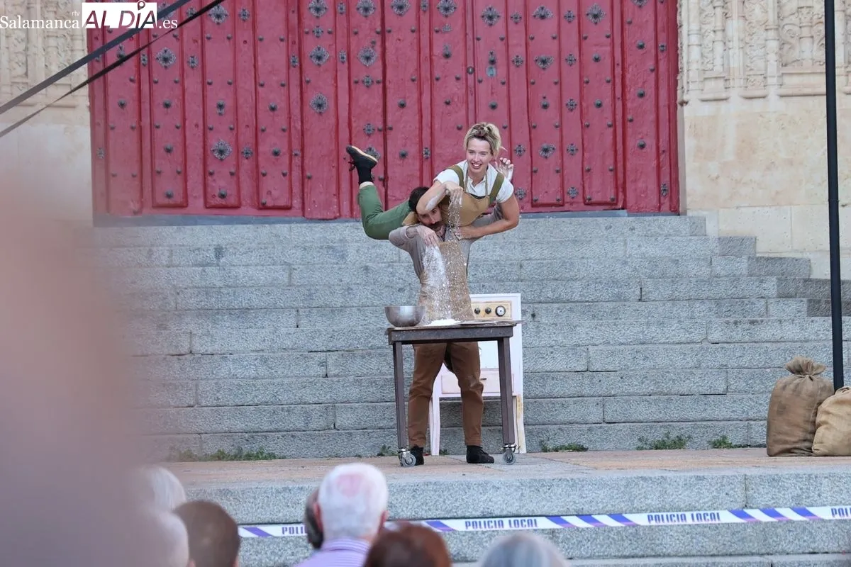 La Cía. Circo Carpa Diem ha abarrotado el Patio Chico de Salamanca este viernes con su espectáculo 'DOPPIOZERO'. Foto de David Sañudo