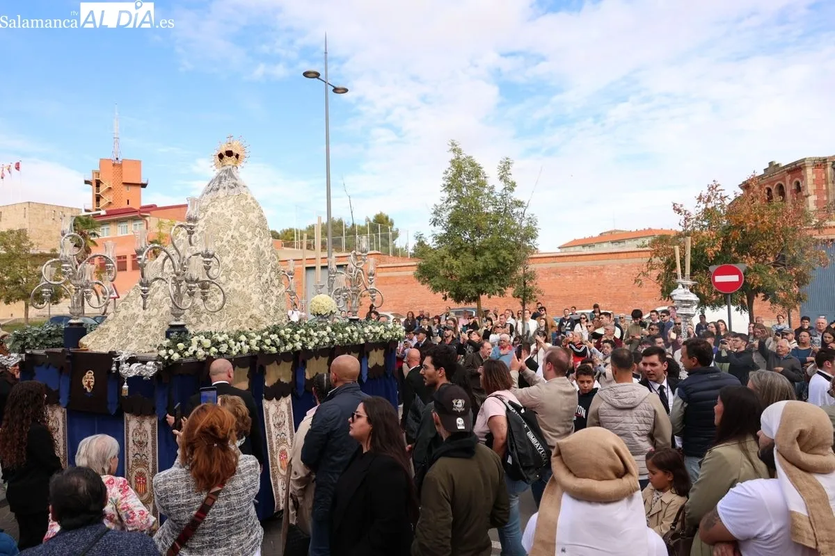 Procesión de la Virgen de la Merced por calles de los barrios de Salesas y Labradores. Foto: David Sañudo