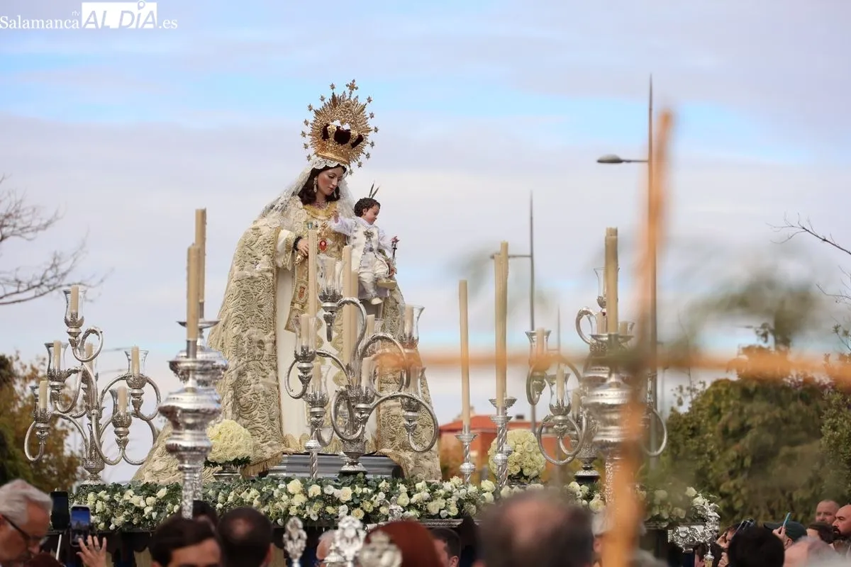 Procesión de la Virgen de la Merced por calles de los barrios de Salesas y Labradores. Foto: David Sañudo