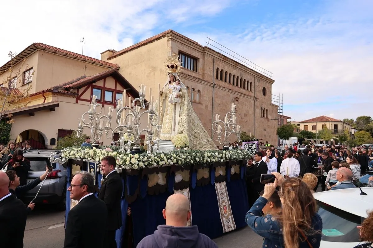 Procesión de la Virgen de la Merced por calles de los barrios de Salesas y Labradores. Foto: David Sañudo