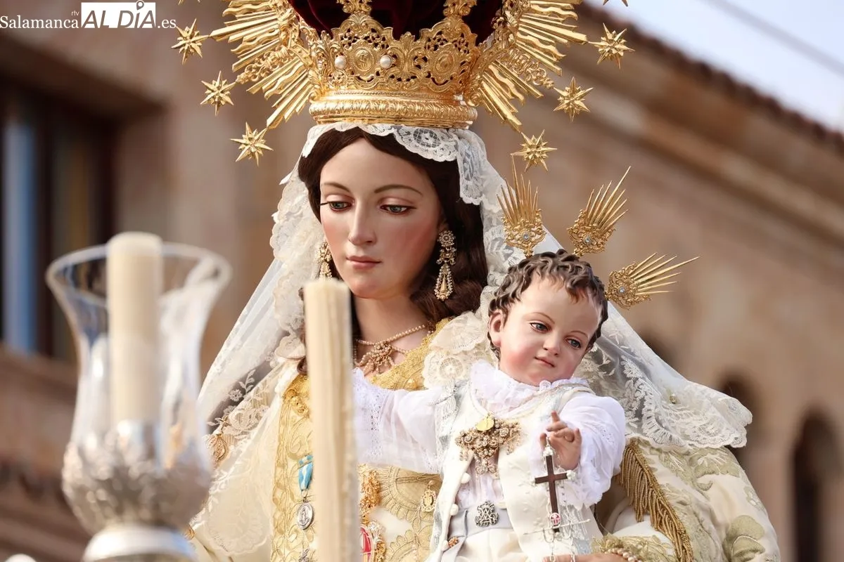 Procesión de la Virgen de la Merced por calles de los barrios de Salesas y Labradores. Foto: David Sañudo