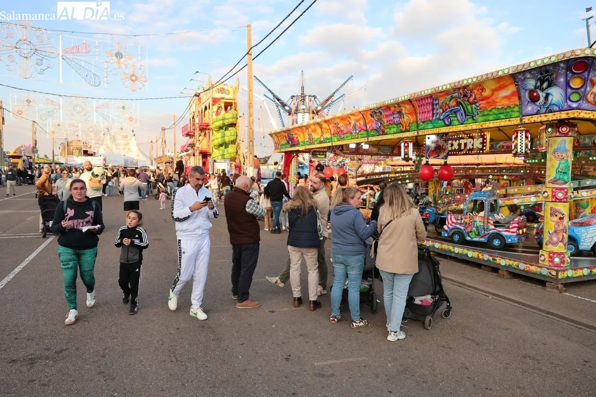 Ambiente en las ferias en esta tarde de domingo, última jornada de las atracciones. Foto: David Sañudo