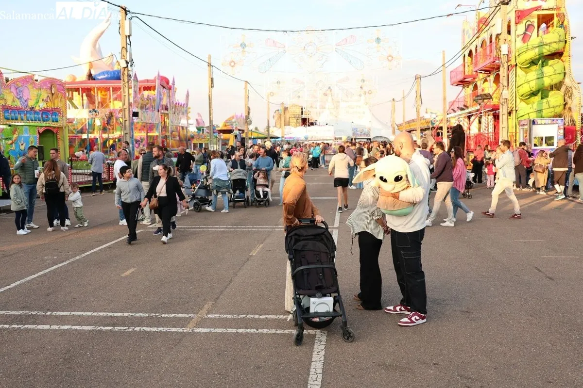 Ambiente en las ferias en esta tarde de domingo, última jornada de las atracciones. Foto: David Sañudo