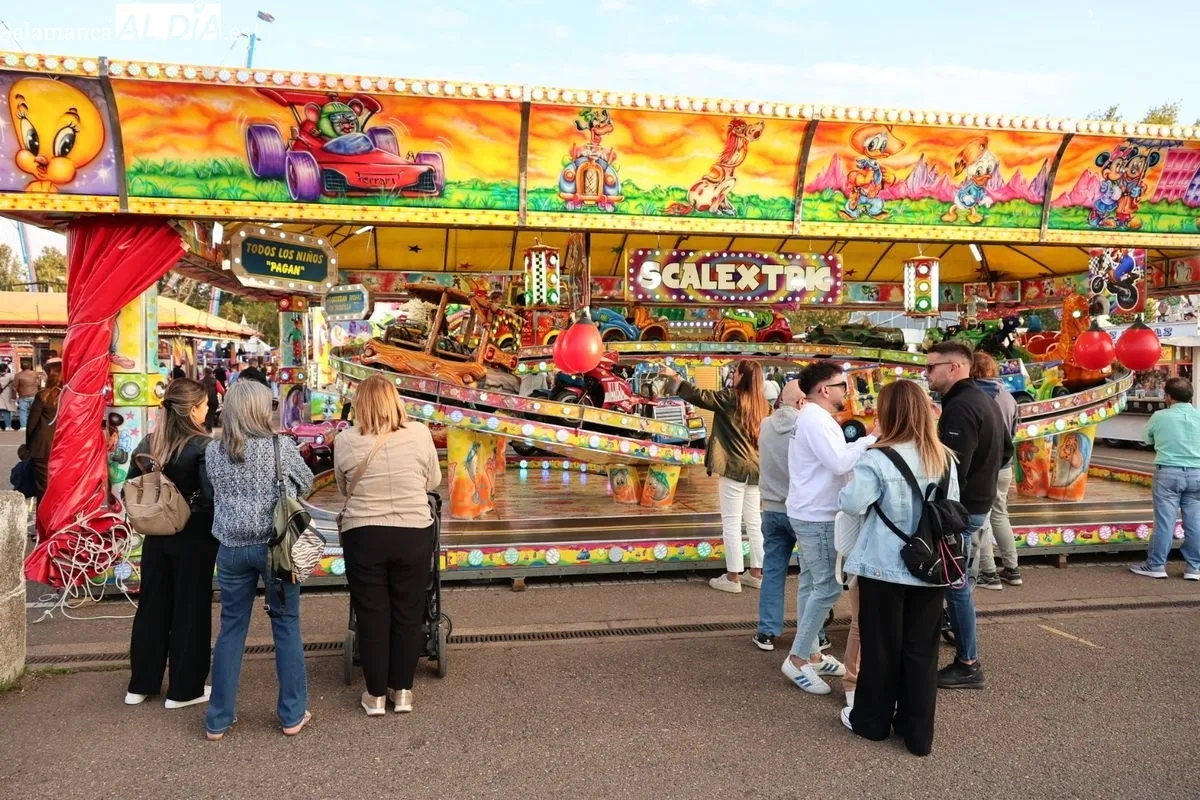 Ambiente en las ferias en esta tarde de domingo, última jornada de las atracciones. Foto: David Sañudo