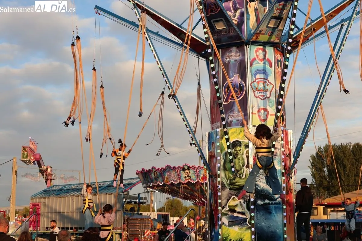 Ambiente en las ferias en esta tarde de domingo, última jornada de las atracciones. Foto: David Sañudo