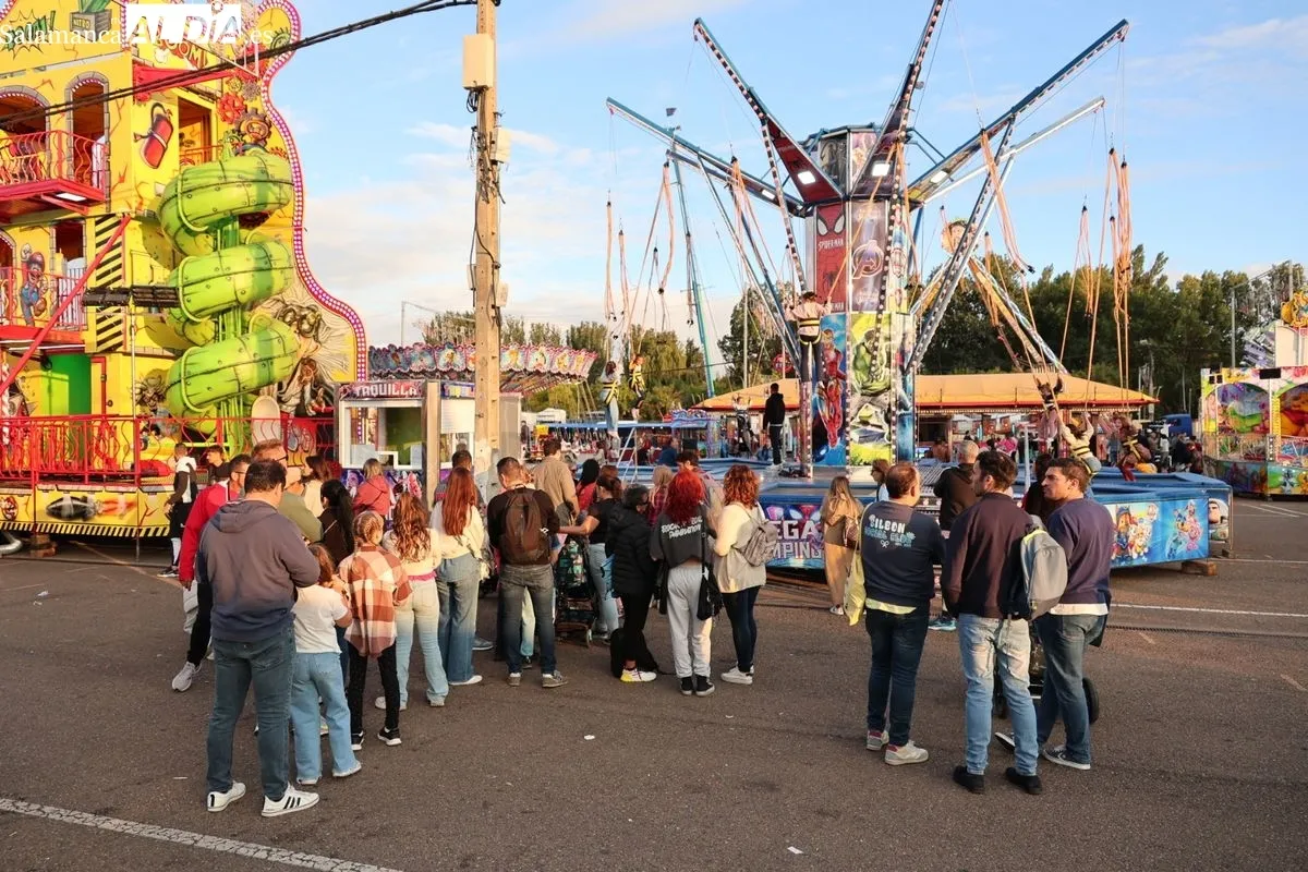 Ambiente en las ferias en esta tarde de domingo, última jornada de las atracciones. Foto: David Sañudo