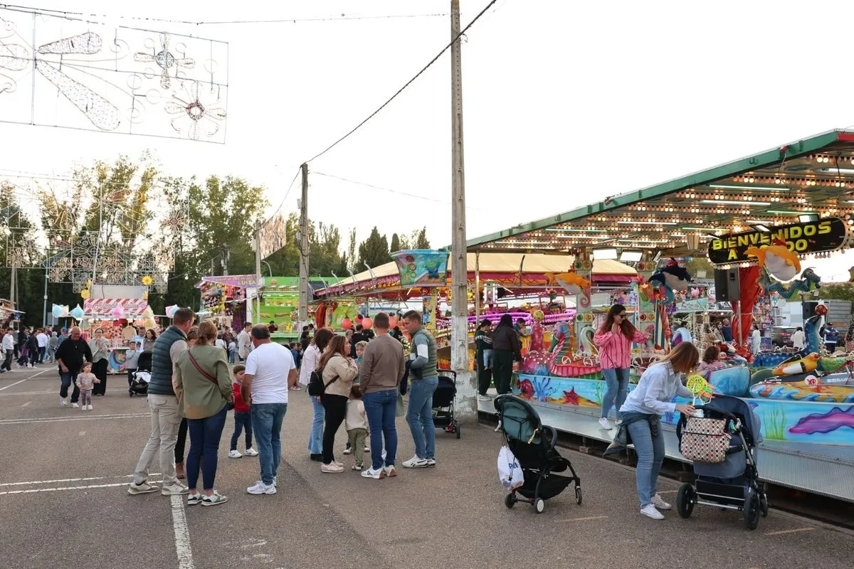 Ambiente en las ferias en esta tarde de domingo, última jornada de las atracciones. Foto: David Sañudo