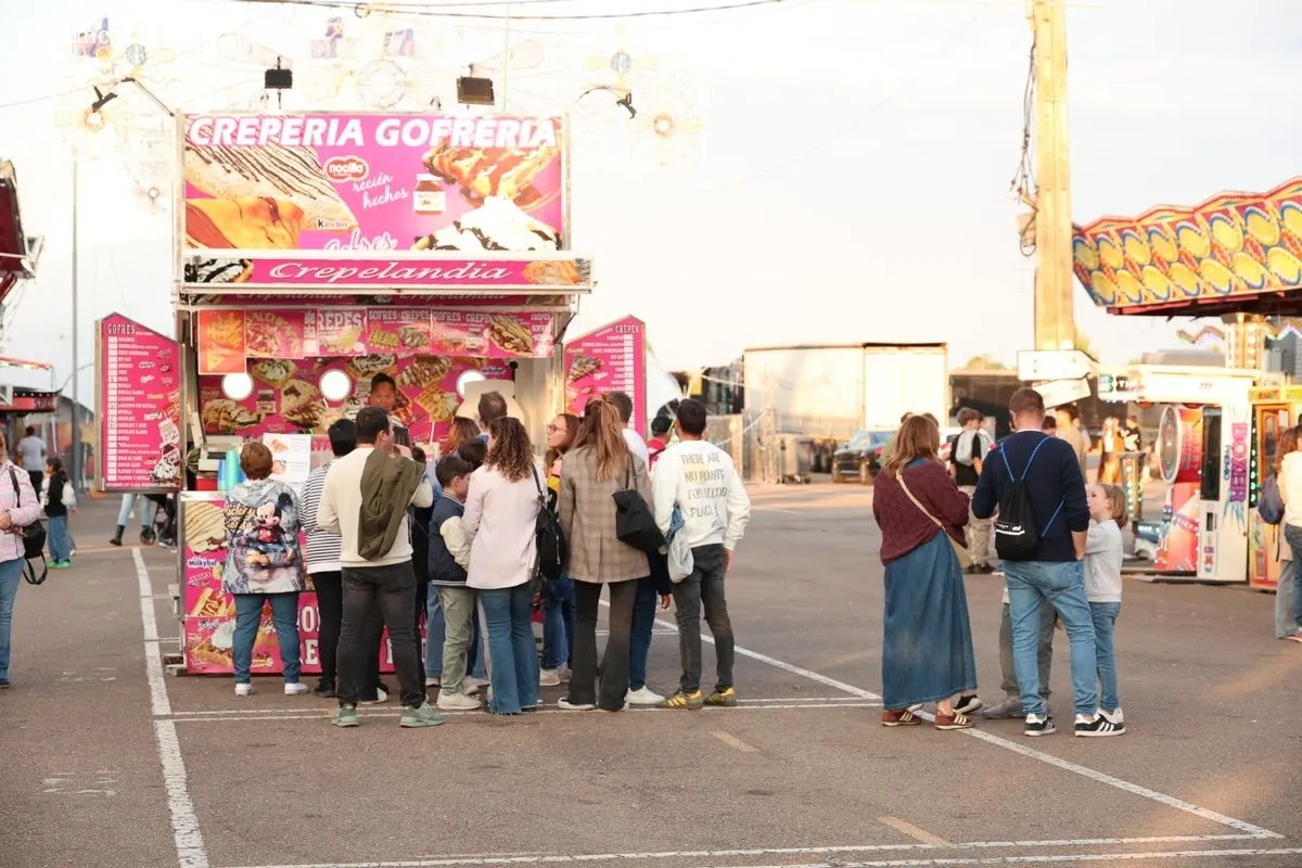 Ambiente en las ferias en esta tarde de domingo, última jornada de las atracciones. Foto: David Sañudo