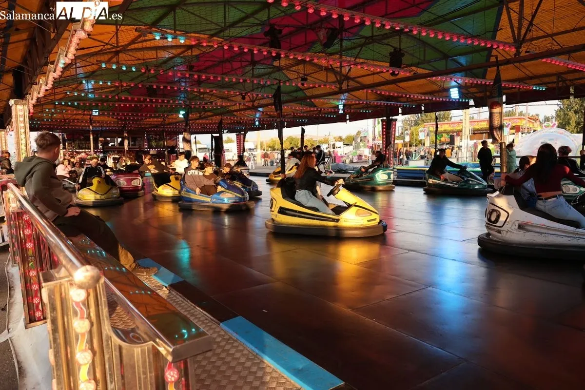 Ambiente en las ferias en esta tarde de domingo, última jornada de las atracciones. Foto: David Sañudo