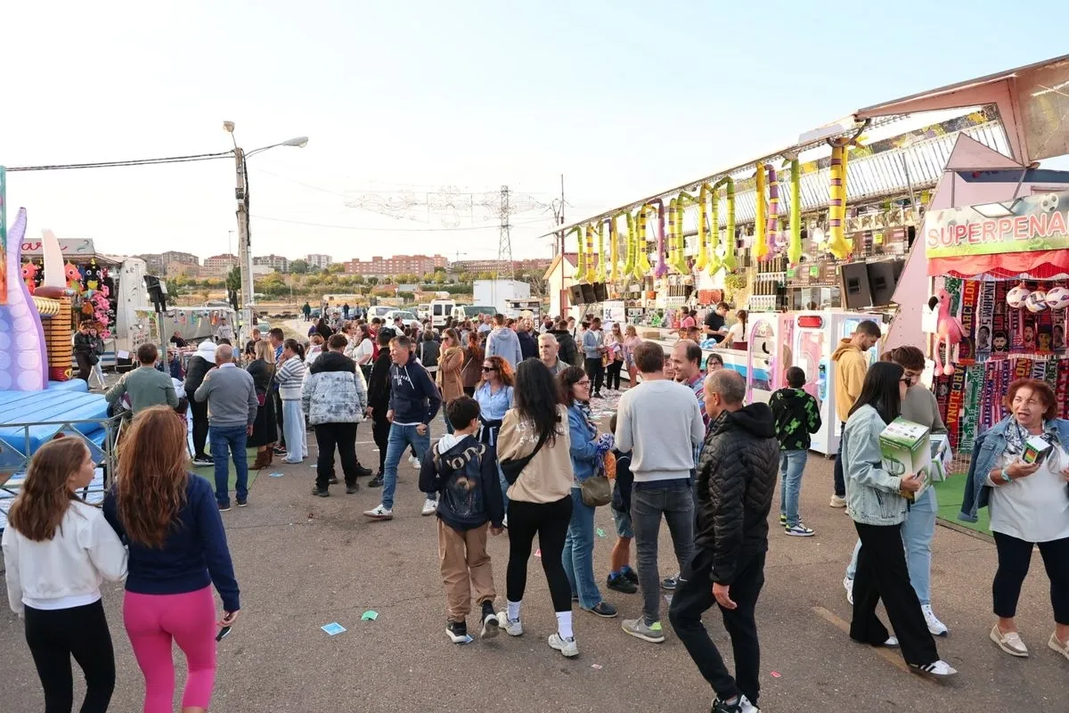 Ambiente en las ferias en esta tarde de domingo, última jornada de las atracciones. Foto: David Sañudo