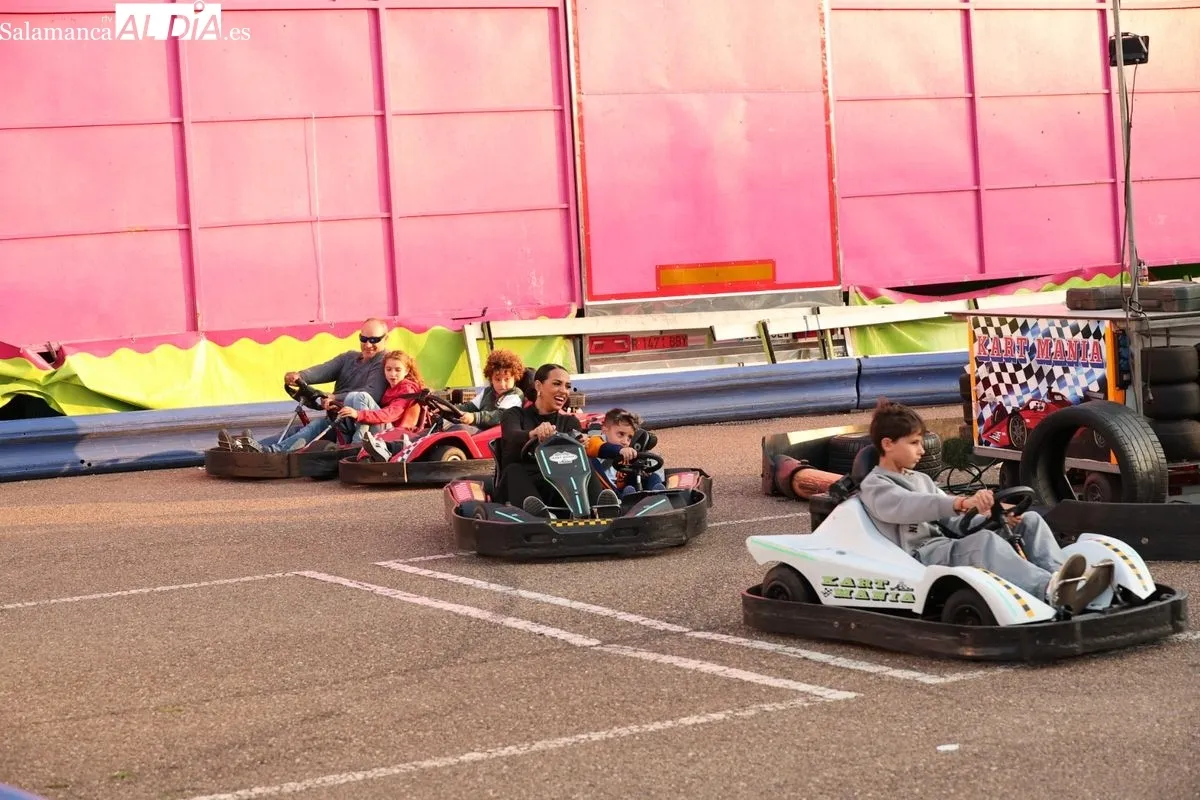 Ambiente en las ferias en esta tarde de domingo, última jornada de las atracciones. Foto: David Sañudo