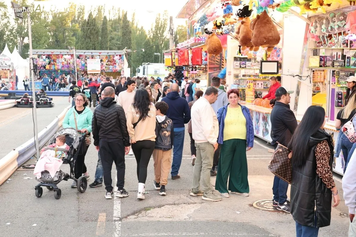 Ambiente en las ferias en esta tarde de domingo, última jornada de las atracciones. Foto: David Sañudo