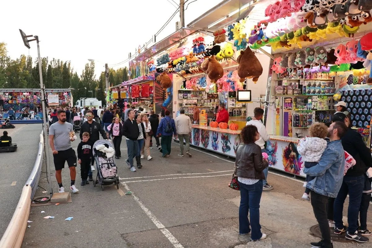 Ambiente en las ferias en esta tarde de domingo, última jornada de las atracciones. Foto: David Sañudo