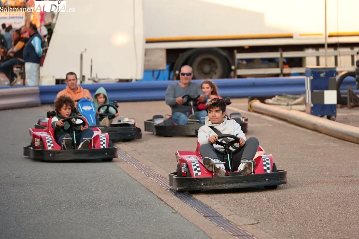 Ambiente en las ferias en esta tarde de domingo, última jornada de las atracciones. Foto: David Sañudo