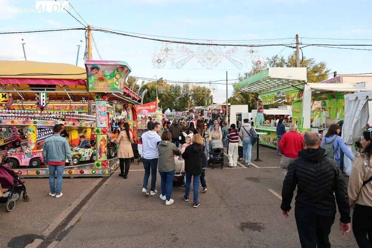 Ambiente en las ferias en esta tarde de domingo, última jornada de las atracciones. Foto: David Sañudo