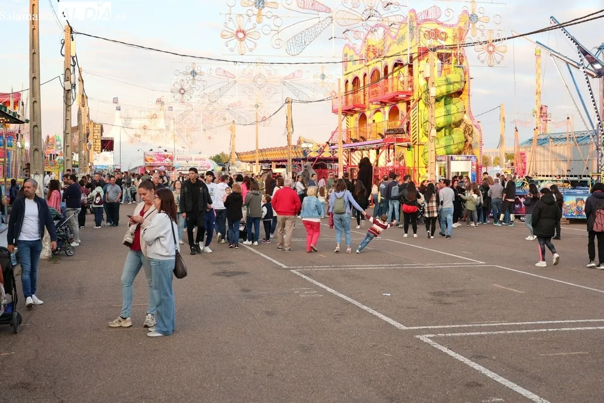 Ambiente en las ferias en esta tarde de domingo, última jornada de las atracciones. Foto: David Sañudo