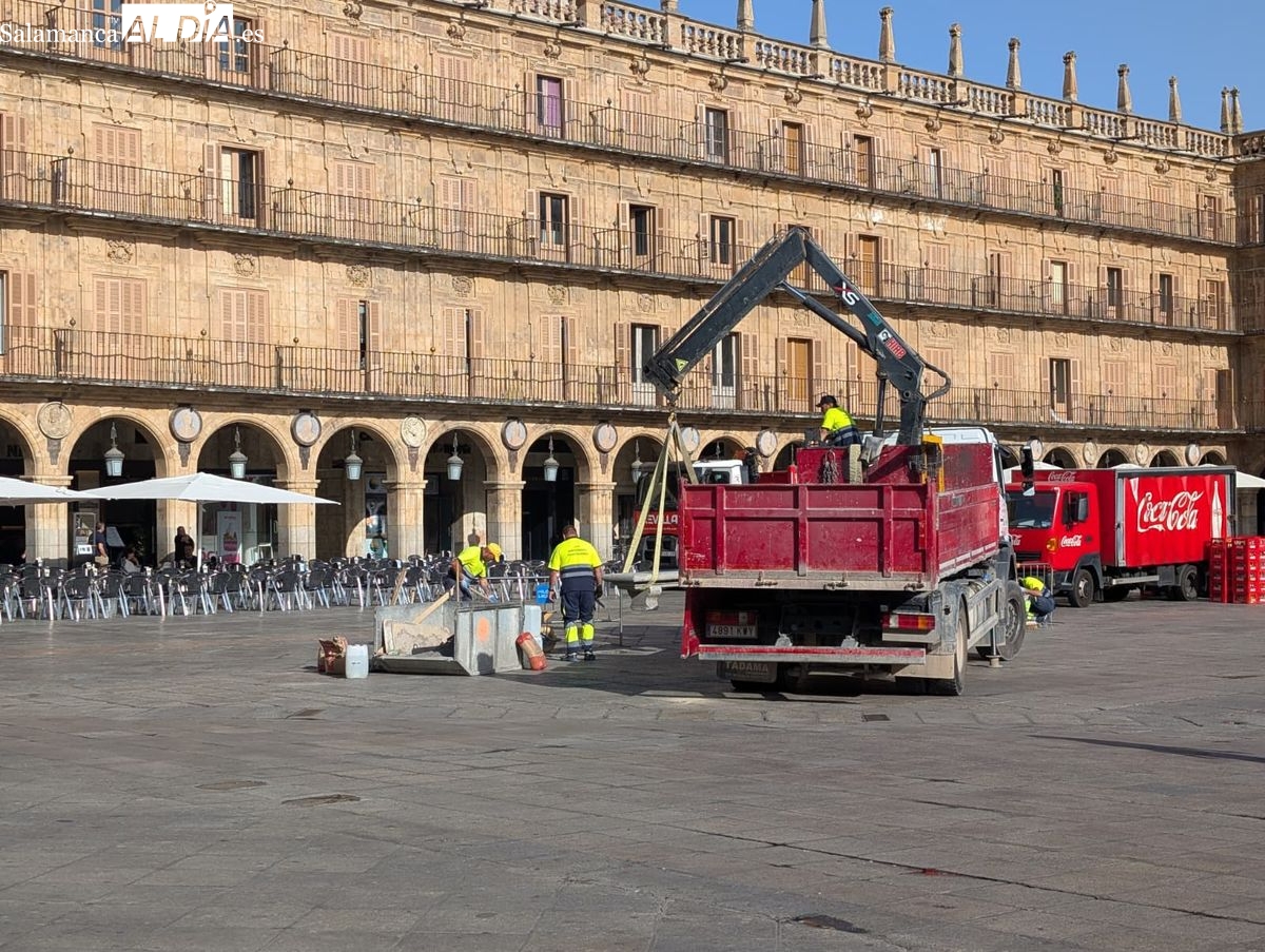 La Plaza Mayor de Salamanca recupera sus bancos tras las Ferias