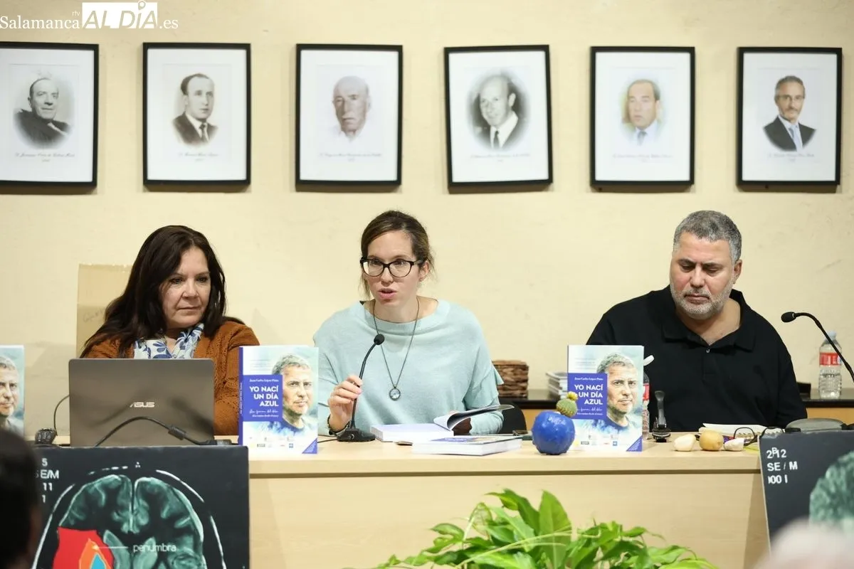 La Asociación de Jubilados de la Fábrica de Mirat ha acogido la presentación del libro ‘Yo nací un día azul’, de Juan Carlos López Pinto. Foto: David Sañudo
